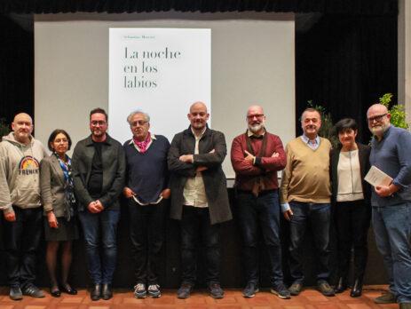 El premiado (tercero por la izquierda), junto al jurado, la presidente de la Fundación y el editor de La Vorágine.