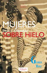 Mujeres que caminan sobre hielo
